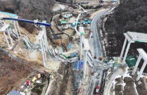 दक्षिण कोरिया में निर्माणाधीन पुल ढहा