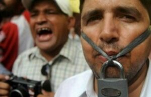 पाकिस्तान में वकीलों और पत्रकारों ने सरकार के खिलाफ मोर्चा खोला