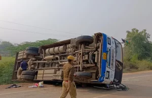 कोल्हापुर में बस पलटी, एक यात्री की मौत व 30 घायल