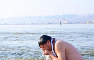 उत्तराखंड के मुख्यमंत्री ने संगम में लगाई डुबकी