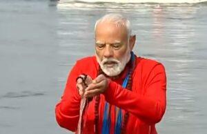 प्रधानमंत्री ने संगम में डुबकी लगाने के बाद सूर्य भगवान को अर्घ्य देकर लगाई परिक्रमा