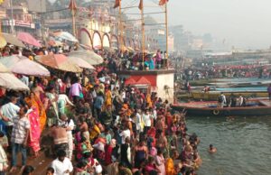 बसंत पंचमी पर काशी में लाखों श्रद्धालुओं ने लगाई गंगा में डुबकी