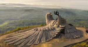 दुनिया की सबसे बड़ी पंछी प्रतिमा जटायु की है