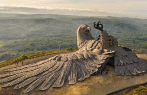 दुनिया की सबसे बड़ी पंछी प्रतिमा जटायु की है